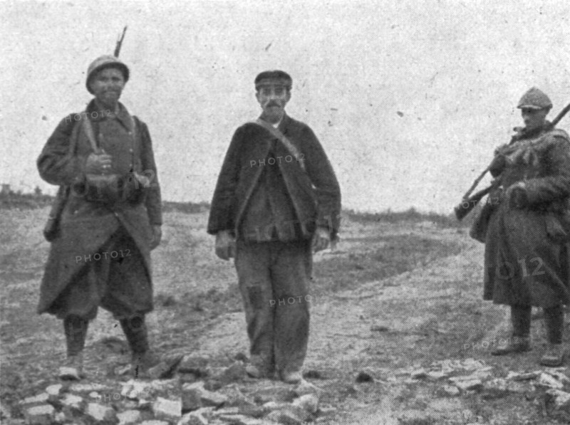 'La Bataille de la Somme; un habitant de Belloy-en Santerre, demeure dans le village et..., 1916. Creator: Unknown.