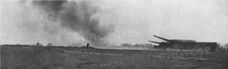 ''La Bataille de la Somme; Tir d'A.V.F. (Artillerie Lourde sur Voie Ferree) a longue portee', 1916. Creator: Unknown.