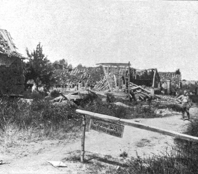 'Dix jours de bataille sur la Somme; Ecriteau allemand dans une rue de Frise: "Verbotener..., 1916. Creator: Unknown.