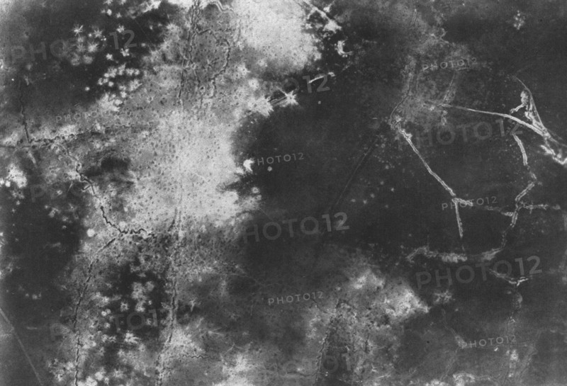 'La preparation de l'offensive de la Somme; destruction des tranchees ennemies, 3.Photo..., 1916. Creator: Unknown.