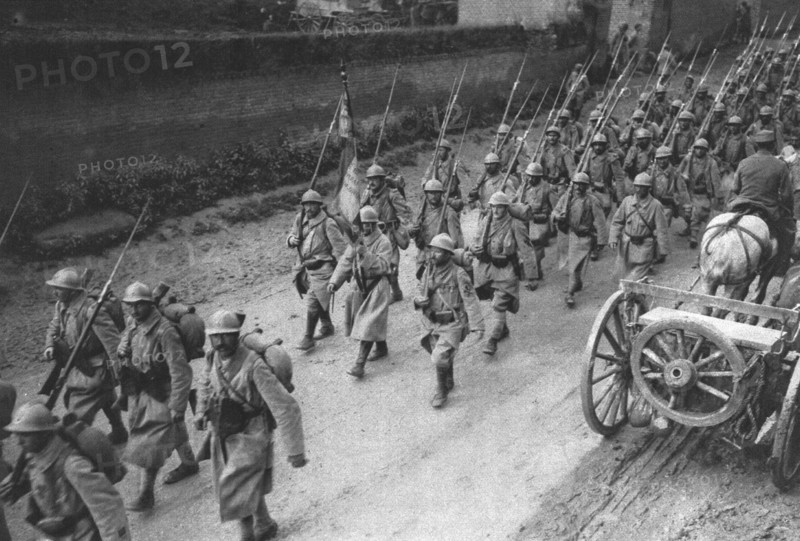 'L'infanterie coloniale a la bataille de la Somme; Drapeau en tete, un regiment qui a pris..., 1916. Creator: Unknown.
