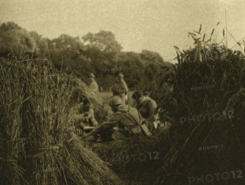 ''La Replique de Foch; A l'est de Montdidier; au cours de la progression; dejeuner..., 1918. Creator: Unknown.