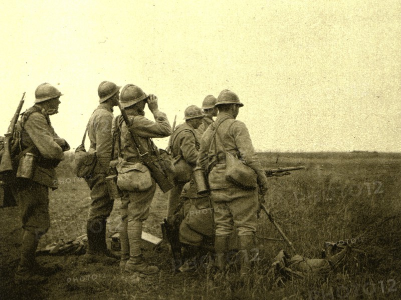 '' A l'est de Montdidier; Mitrailleuse tirant a decouvert sur des groupes d'ennemis en..., 1918. Creator: Unknown.