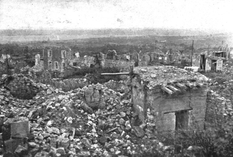 ''De L'Argonne aux Flandres; Les ruines de Montfaucon; vue generale de la ville et..., 1918. Creator: Unknown.