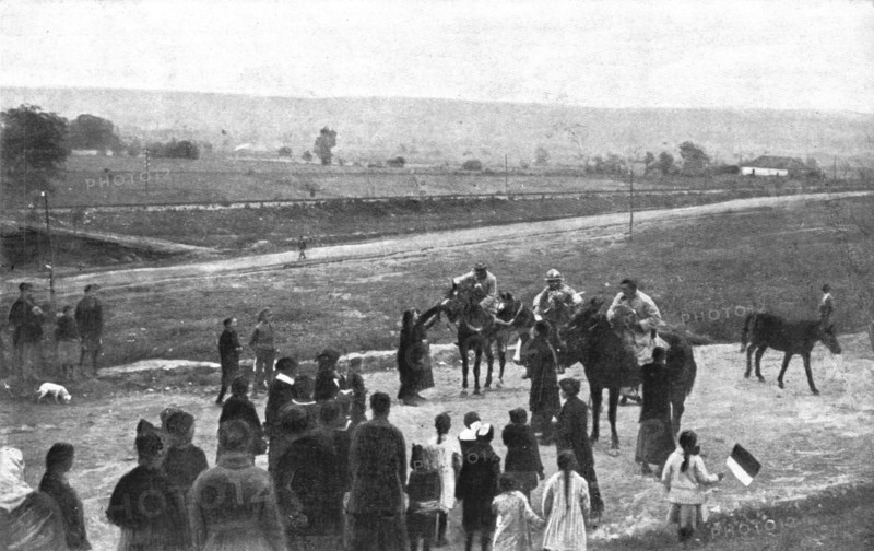 ''La liberation de la Serbie; des eclaireurs francais accueillis en liberateurs aux abords..., 1918. Creator: Unknown.