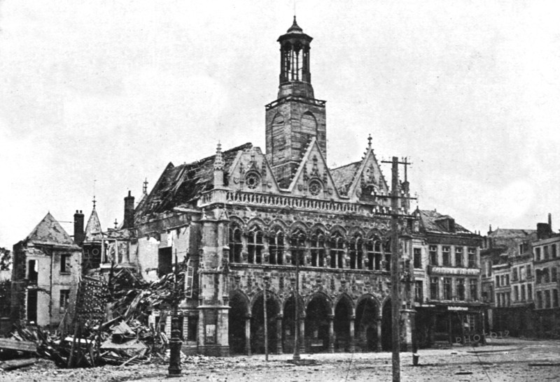''La pression Croissante de Foch; L'etat de l'hotel de ville de Saint-Quentin, a l'entrée..., 1918. Creator: Unknown.