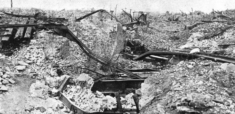 'Ce qui fut Lens; Des rails tordus pres de l'emplacement ou elevait la gare; en entrant..., 1918. Creator: Unknown.