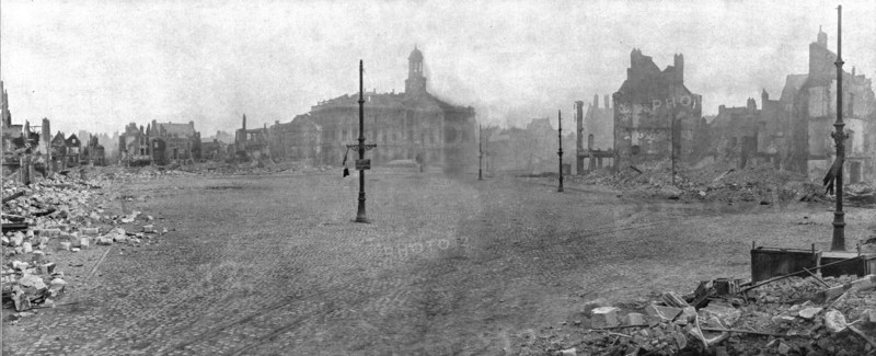 ''La Destruction de Cambrai; Dans Cambrai devaste et livre aux flammes; la place d'Armes..., 1918. Creator: Unknown.