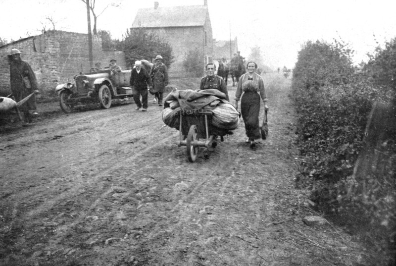 ''Parmi les populations delivrees; Pres de Maretz, entre le Cateau et Cambrai..., 1918. Creator: Unknown.