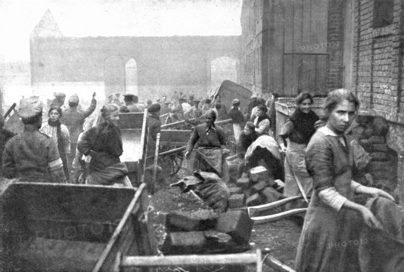 ''Parmi les populations delivrees; A caudry; habitants venus chercher les vivres..., 1918. Creator: Unknown.