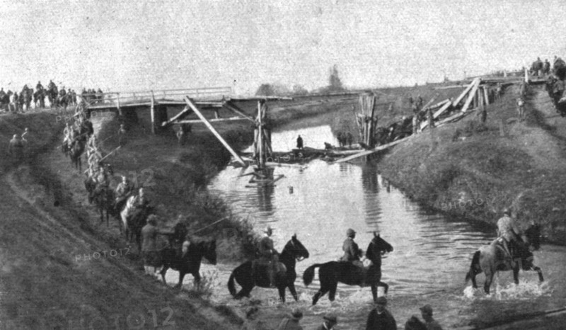 ''L'autriche succombe; Cavaliers italiens passant le Monticano', 1918. Creator: Unknown.
