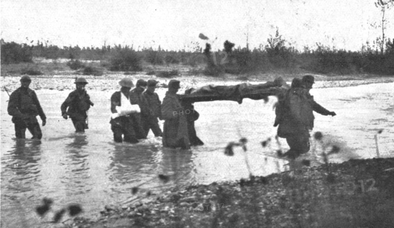 ''L'autriche succombe; Un gue de la Piave; blesse transporte par des prisonniers autrichiens', 1918. Creator: Unknown.