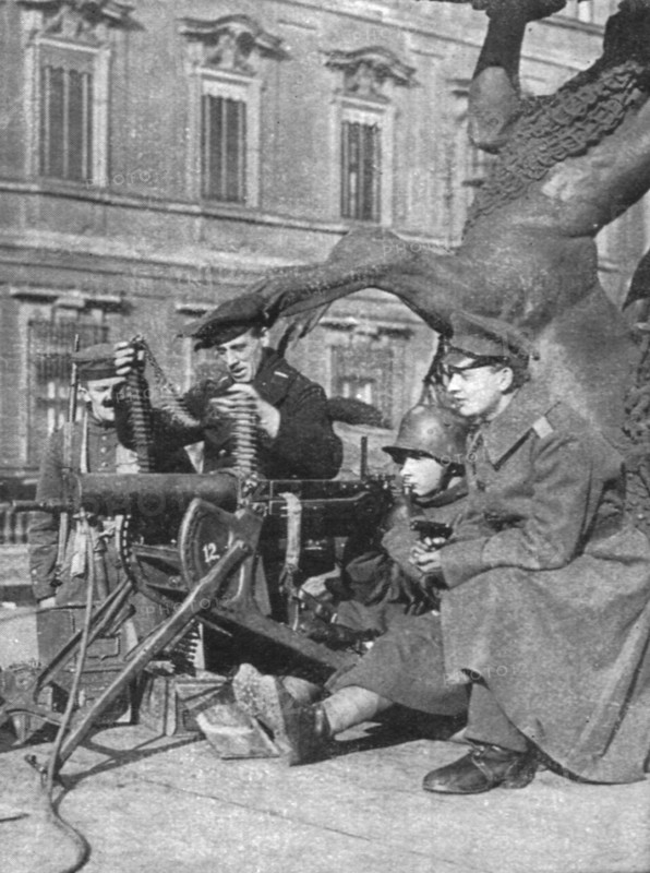 ''L'Allemagne Revolutionnaire; Le 9 novembre 1918; mitrailleuses devant le chateau..., 1918. Creator: Unknown.