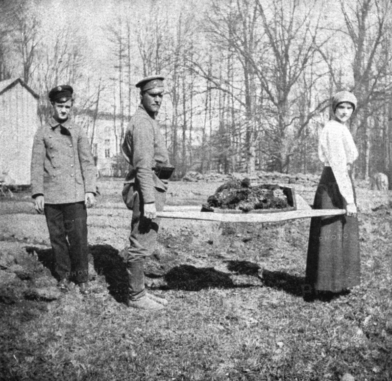 ''Les Romanof a Tsarskoie-Selo; La grande-duchesse Tatiana, aidee d'un soldat..., 1917. Creator: Unknown.