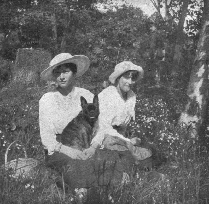 ''Les Romanof a Tsarskoie-Selo; Dans un coin fleuri du parc de Tsarskoie-Selo; les grandes..., 1917. Creator: Unknown.
