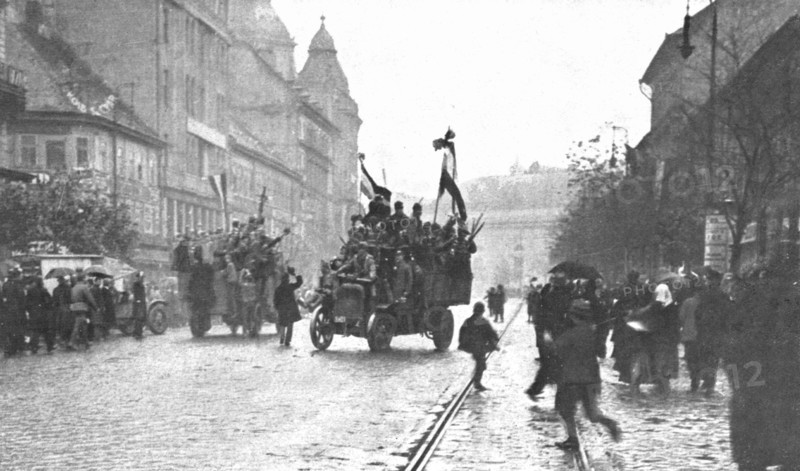 ''La Chute des Habsbourg; Camions automobiles charges de soldats revolutionnaires circulant..., 1918 Creator: Emery Revesz-Biro.