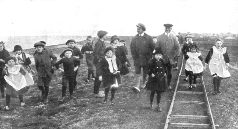 ''En Exil; L'ex-kronprinz en promenade dans l'ile de Wieringen, avec la bande d'enfants..., 1918. Creator: Unknown.