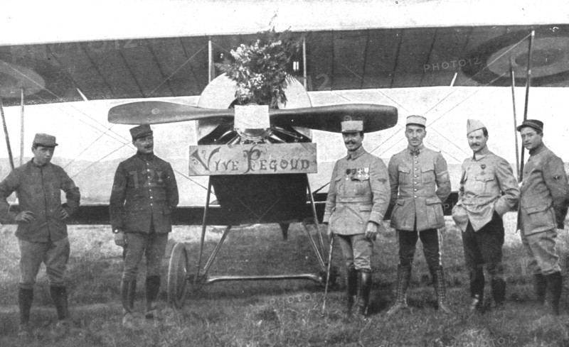 ''Un Vaillant; Pegoud photographie devant son appareil, un jour que ses camarades..., 1915. Creator: Unknown.