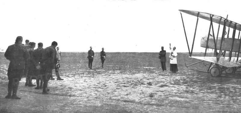 ''Le bapteme de l' "Oiseau"; Avant son premier vol au-dessus des lignes ennemies..., 1915. Creator: Unknown.