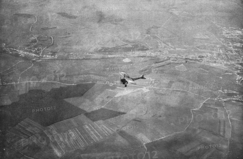 ''En Chasse; A 2,000 metres; un monoplan "parasol" volant en pleine vitesse, au-desses..., 1915. Creator: Unknown.