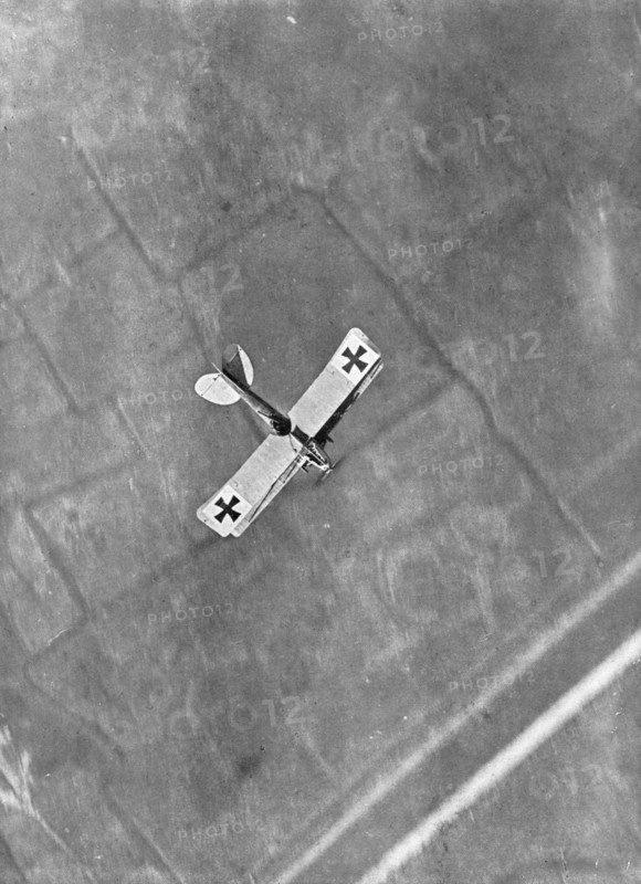 ''Un "Aviatik" en Chasse; Avion Allemand photographie en plein vol par un Aviateur Belge',1916. Creator: Unknown.