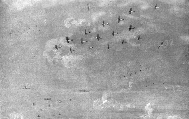 ''Combat Aerien; en escadre; Escadre de bombardement en expedition...,1918. Creator: Etienne Cournault.