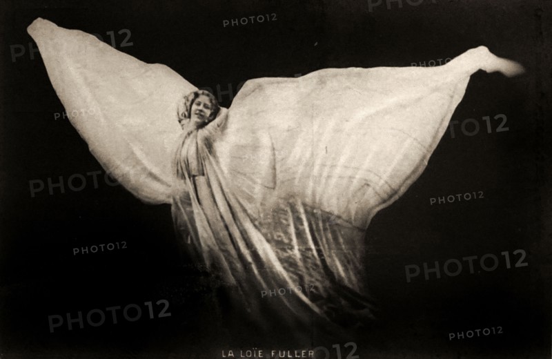 Loïe Fuller in the Dance "La Nuit", 1896. Creator: Langfier, Louis Saul (1871-1948).