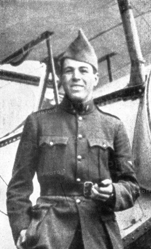 'Les Etats-Unis dans la guerre; Le sergent aviateur americain Victor Chapman, tombe..., (1917).  Creator: Unknown.