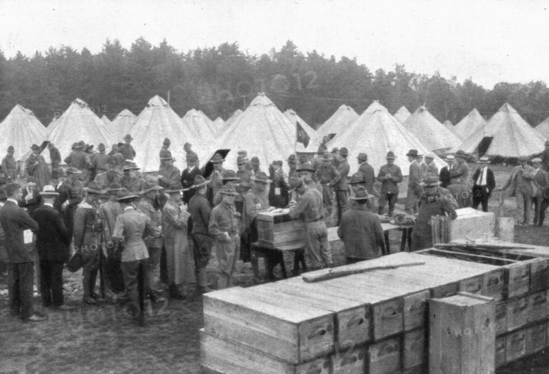 'L'Avant-Guerre aux Etats-Unis; Le mouvement national aux Etats-Unis en 1915: distribution...1917. Creator: Underwood & Underwood.