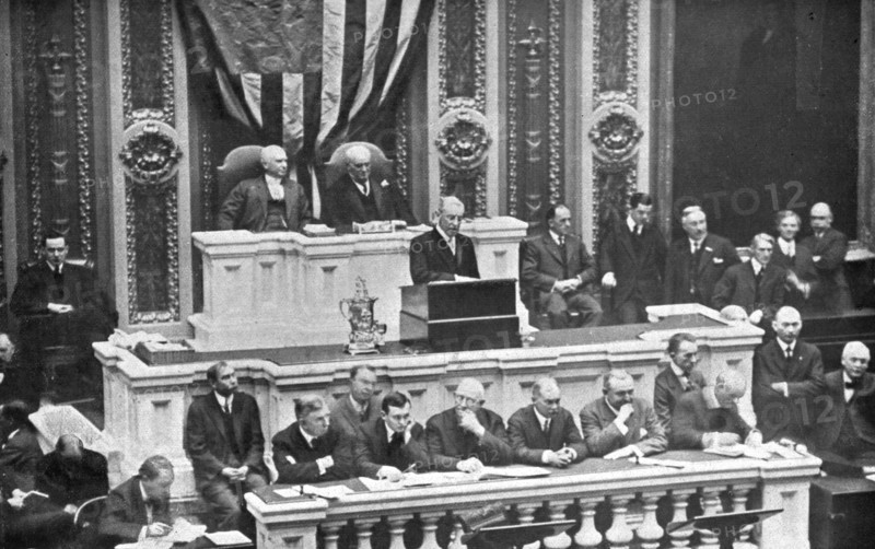 'L'Avant-Guerre aux Etats-Unis; Le president Wilson, lisant au Congres, le 7 decembre 1915..., 1917. Creator: Underwood & Underwood.