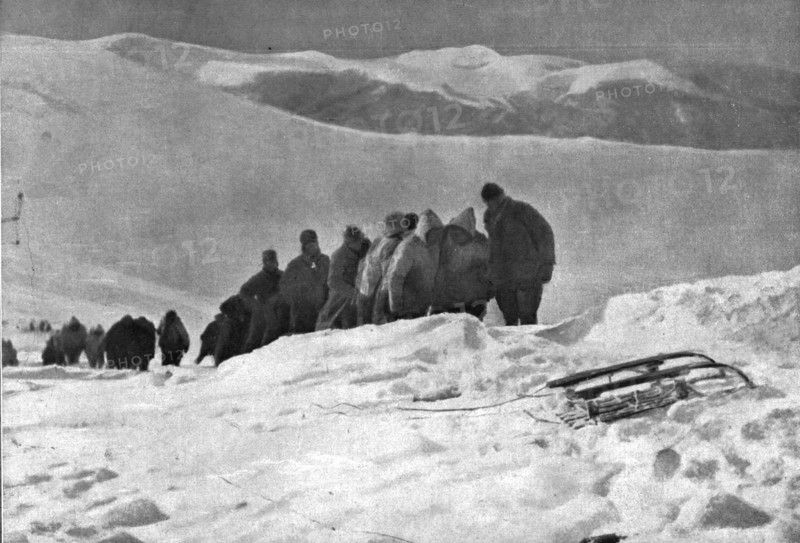 'La campagne d'hiver en Orient; La halage a bras d'un canon sur une position italienne..., 1917. Creator: Unknown.