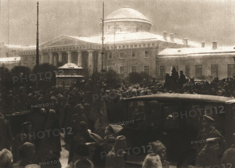 ''La Revolution Russe; La foule devant le Palais de Tauride, le 14 mars 1917. Creator: Unknown.