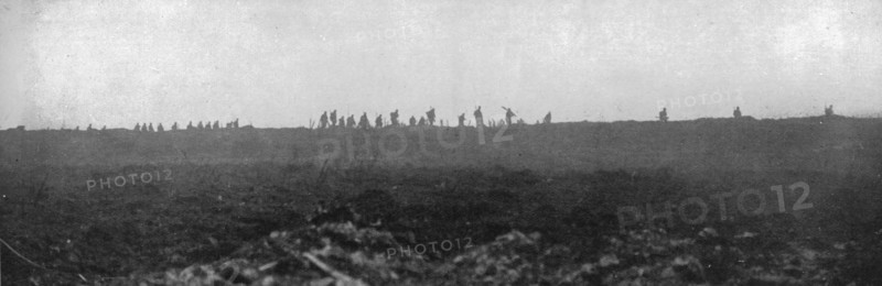 'Sur le front occidental: la prise de la Crete de Vimy; Apres avoir brise devant eux la..., 1917. Creator: Unknown.