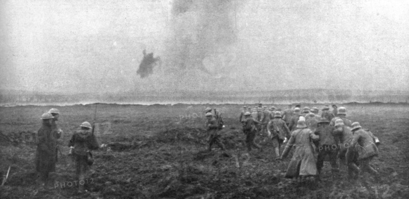 'Sur le front occidental: la prise de la Crete de Vimy; Prisonniers allemands traversant..., 1917. Creator: Unknown.