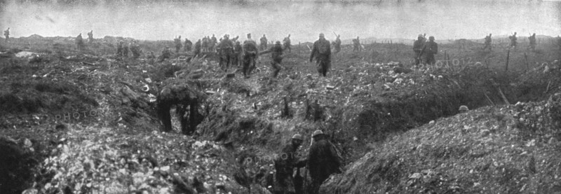 'Sur le front occidental: la prise de la Crete de Vimy; Sur les positions conquises: le..., 1917. Creator: Unknown.