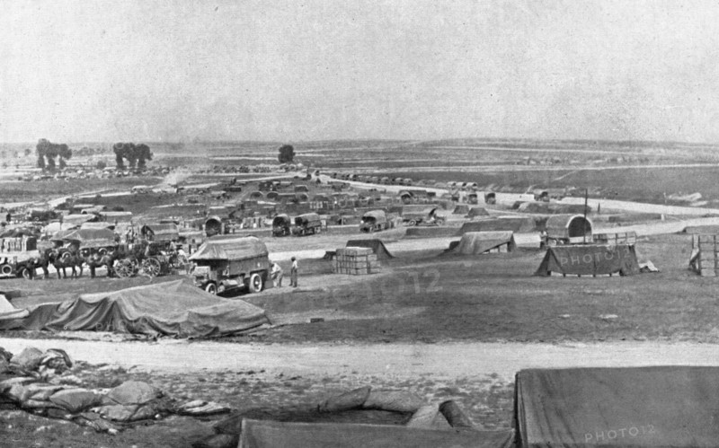 'Preparatifs d'offensive; Vue d'ensemble d'un depotde munitions sur le front, avec..., 1917. Creator: Unknown.