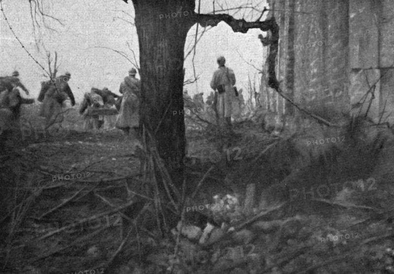 'Notre attaque du 16 avril 1917; le depart d'une vague d'assaut', 1917. Creator: Unknown.