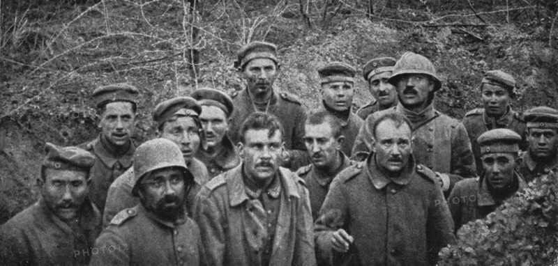 'Notre attaque du 16 avril 1917; Prisonniers dans un boyau, au Godat, a l'Ouest de Reims..., 1917. Creator: Unknown.
