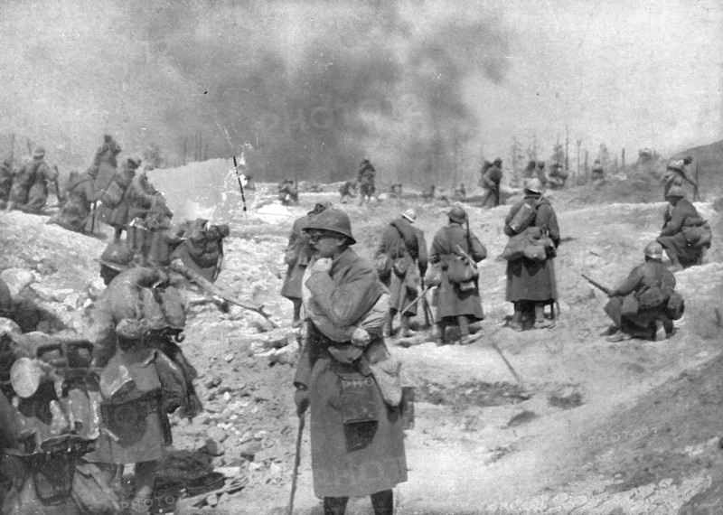 'L'Attaque du Mont-Pertois; Un bataillon abordant, le 30 avril 1917, la ligne de cretes..., 1917. Creator: Unknown.