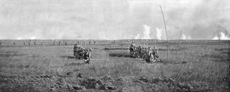 'L'Attaque du 5 mai 1917 sur le Chemin des Dames; Progression sous le feu, en ligne..., 1917. Creator: Unknown.