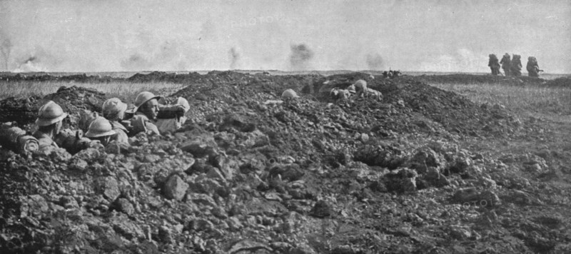'L'Attaque du 5 mai 1917 sur le Chemin des Dames; La sortie, par petits groupes, des..., 1917. Creator: Unknown.