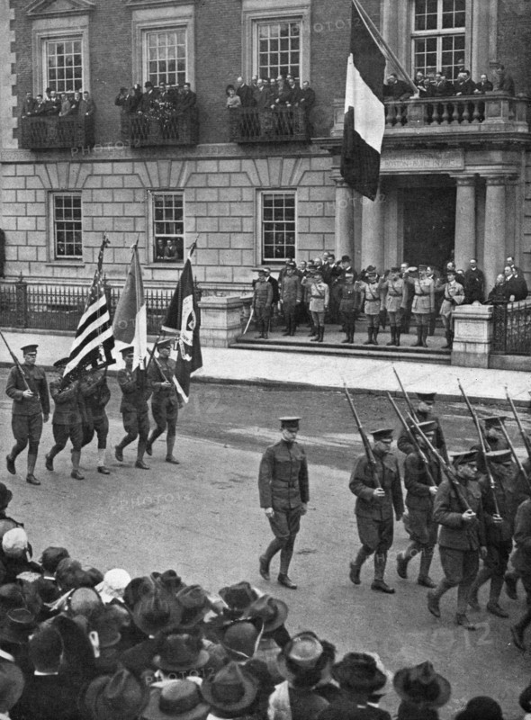 'La Premiere Mission Francaise aux Etats-unis; Le regiment de la celebre université d'Harvard...1917 Creator: Unknown.