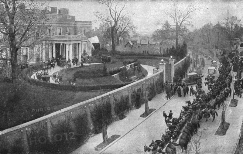 'Sur le Sol Americain; L'arrivee de la mission Joffre-Viviani, le 25 avril 1917, a la..., 1917. Creator: Unknown.