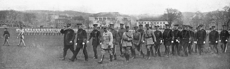 'Joffre a West-Point, le <<Saint-Cyr>> des Etats-Unis; Le marechal, accompagné par..., 1917. Creator: Unknown.