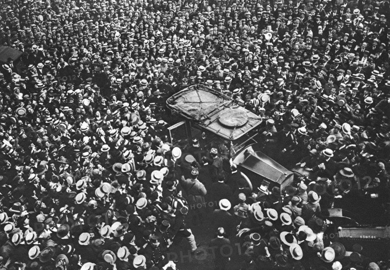 'Les Ovations de Paris; Au sortir de l'hotel Crillon, ou il a accompagné le general Pershing...1917. Creator: Unknown.