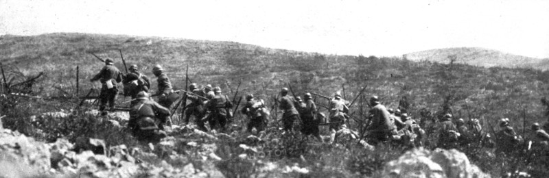 'Sur le Front Italien; L'offensive du Carso: infanterie italienne s'elancant a l'assaut..., 1917. Creator: Unknown.