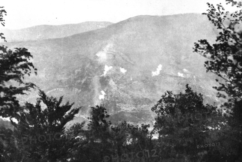 ' Victorieuse Offensive Italienne; Devant Plava: Le bombardement des positions autrichiennes...1917. Creator: Unknown.