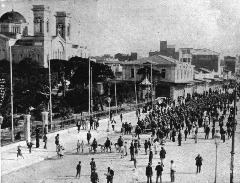 'Les Evenements de Grece; Le 13 juin: nos detachements d'infanterie dans les rues du Piree..., 1917. Creator: Unknown.