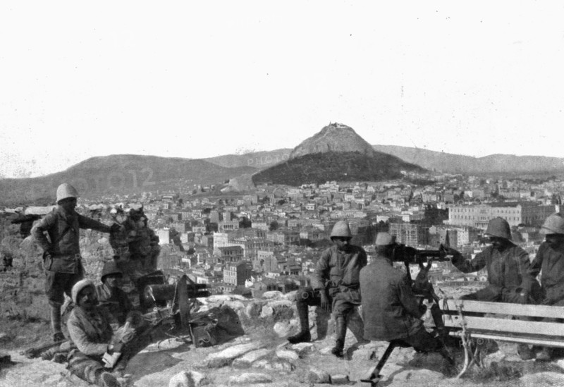 'Les Evenements de Grece; Les 27 et 28 juin, sur l'Acropole: canon de montagne et mitrailleuse en po Creator: Unknown.