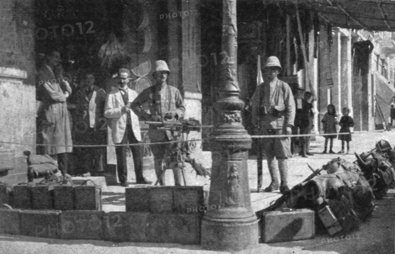 'Les Evenements de Grece; Mitrailleuses sur la place de la Concorde et au coin d'une rue', 1917. Creator: Unknown.